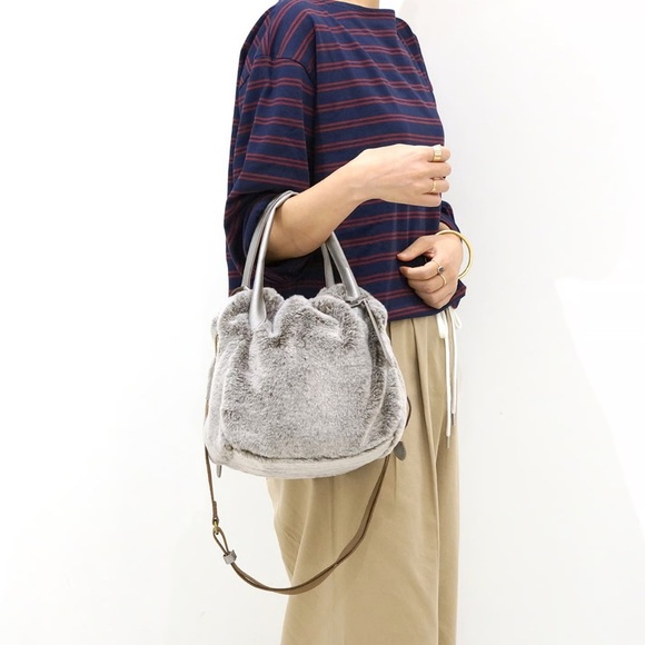 Japanese Chic Faux Fur Bucket Bag with Tan Straps - Picture 3 of 8